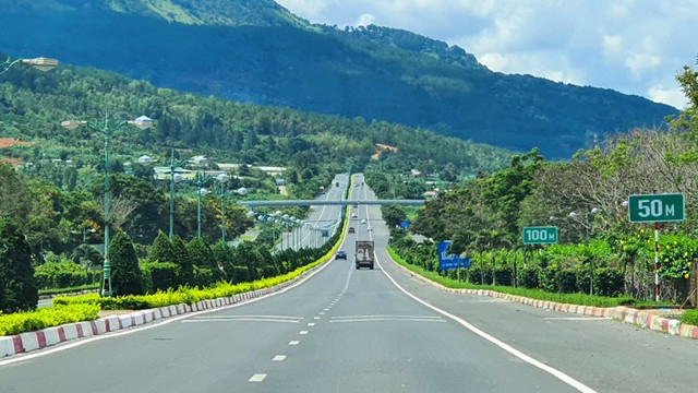 Cao tốc Bảo Lộc - Liên Khương hoàn thành nối với cao tốc Liên Khương - Prenn tạo thành trục kết nối giao thông Đà Lạt - TP Hồ Chí Minh. Cao tốc Bảo Lộc - Liên Khương hoàn thành nối với cao tốc Liên Khương - Prenn tạo thành trục kết nối giao thông Đà Lạt - TP Hồ Chí Minh.