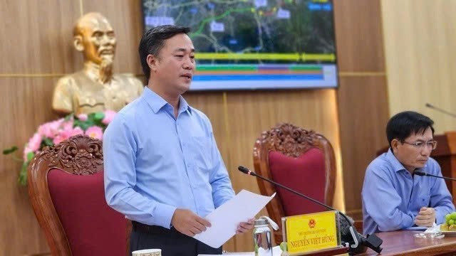 Ông Nguyễn Việt Hùng - Thứ trưởng Bộ Xây dựng - tại buổi làm việc với UBND tỉnh Quảng Ngãi. Ông Nguyễn Việt Hùng - Thứ trưởng Bộ Xây dựng - tại buổi làm việc với UBND tỉnh Quảng Ngãi.