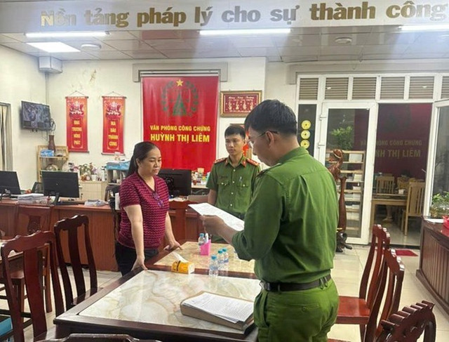 Cơ quan điều tra thi hành lệnh bắt đối với Huỳnh Thị Liêm. Ảnh: CACC lien.jpg