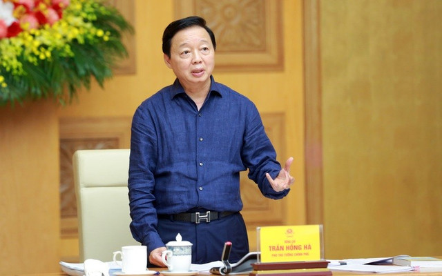 Phó Thủ tướng Trần Hồng Hà chủ trì cuộc họp nghe báo cáo, cho ý kiến đối với Dự án Luật Đất đai (sửa đổi), để Bộ Nông nghiệp và Môi trường tiếp tục hoàn thiện, trình Quốc hội xem xét tại kỳ họp thứ 10 - Ảnh: VGP/Tuấn Dũng Phó Thủ tướng Trần Hồng Hà chủ trì cuộc họp nghe báo cáo, cho ý kiến đối với Dự án Luật Đất đai (sửa đổi), để Bộ Nông nghiệp và Môi trường tiếp tục hoàn thiện, trình Quốc hội xem xét tại kỳ họp thứ 10 - Ảnh: VGP/Tuấn Dũng