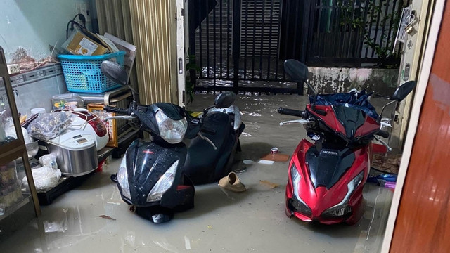 Nước ngập sâu vào nhà dân, ngang yên xe (Ảnh: NDCC) Nước ngập sâu vào nhà dân, ngang yên xe (Ảnh: NDCC)