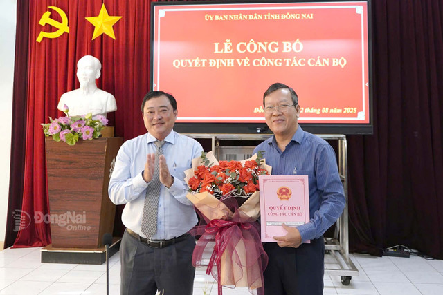 Ông Lê Anh Đức, Hiệu trưởng Trường đại học Đồng Nai nhận quyết định tại buổi lễ. Ảnh: CTV Ông Lê Anh Đức, Hiệu trưởng Trường đại học Đồng Nai nhận quyết định tại buổi lễ. Ảnh: CTV