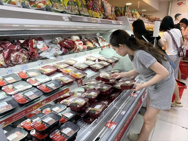 Người tiêu dùng lựa chọn thịt mát trong siêu thị. ẢNH: LƯU TRINH Người tiêu dùng lựa chọn thịt mát trong siêu thị. ẢNH: LƯU TRINH
