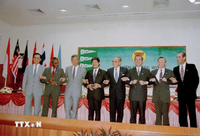 Bộ trưởng Ngoại giao Nguyễn Mạnh Cầm (thứ hai, từ phải sang), Tổng Thư ký ASEAN và các Bộ trưởng Ngoại giao ASEAN tại cuộc họp kết nạp Việt Nam trở thành thành viên chính thức thứ 7 của ASEAN, ngày 28/7/1995, tại Thủ đô Bandar Seri Begawan (Brunei). (Ảnh: Trần Sơn/TTXVN) Bộ trưởng Ngoại giao Nguyễn Mạnh Cầm (thứ hai, từ phải sang), Tổng Thư ký ASEAN và các Bộ trưởng Ngoại giao ASEAN tại cuộc họp kết nạp Việt Nam trở thành thành viên chính thức thứ 7 của ASEAN, ngày 28/7/1995, tại Thủ đô Bandar Seri Begawan (Brunei). (Ảnh: Trần Sơn/TTXVN)