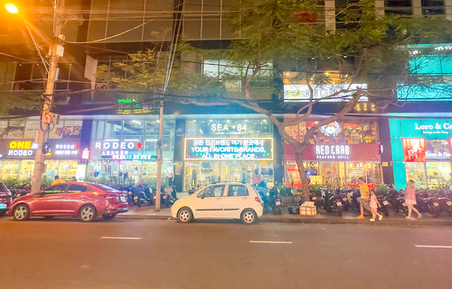 Các cửa hàng trên đường Hùng Vương ở Nha Trang, nơi bán nhiều sản phẩm "hàng hiệu giá rẻ". Ảnh: Xuân Ngọc screen-shot-2025-08-26-at-003345.png
