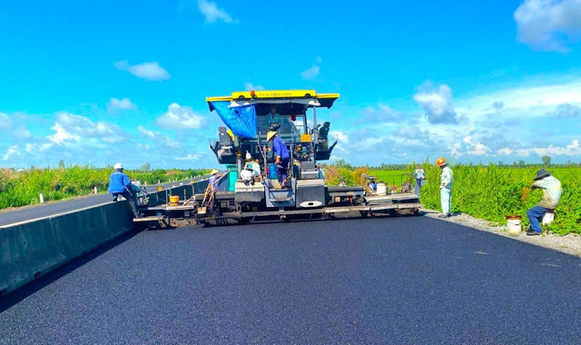 Thảm bê tông nhựa tuyến chính tuyến Cao Lãnh - Lộ Tẻ. Ảnh: Nhật Huy Thảm bê tông nhựa tuyến chính tuyến Cao Lãnh - Lộ Tẻ. Ảnh: Nhật Huy