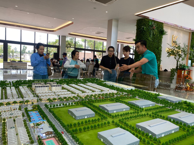 Nếu chủ doanh nghiệp bất động sản thiếu đạo đức, để nhân viên sai phạm thì không chỉ khách hàng mà cả chính nhân viên cũng có thể vướng vòng lao lý. Nếu chủ doanh nghiệp bất động sản thiếu đạo đức, để nhân viên sai phạm thì không chỉ khách hàng mà cả chính nhân viên cũng có thể vướng vòng lao lý.