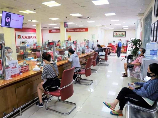 Ngành ngân hàng tại TPHCM và Đồng Nai phối hợp với Kho bạc Nhà nước kịp thời đáp ứng nhu cầu chi trả quà Tết Độc lập của Chính phủ cho người dân. Ngành ngân hàng tại TPHCM và Đồng Nai phối hợp với Kho bạc Nhà nước kịp thời đáp ứng nhu cầu chi trả quà Tết Độc lập của Chính phủ cho người dân.
