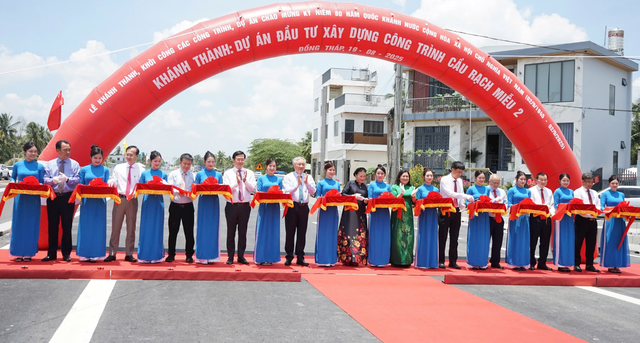 Phó thủ tướng thường trực Chính phủ Nguyễn Hòa Bình, nguyên Chủ tịch Quốc hội Nguyễn Thị Kim Ngân, lãnh đạo Tỉnh ủy, UBND hai tỉnh Đồng Tháp, Vĩnh Long thực hiện nghi thức cắt băng khánh thành dự án Cầu Rạch Miễu 2. screen-shot-2025-08-20-at-082529.png