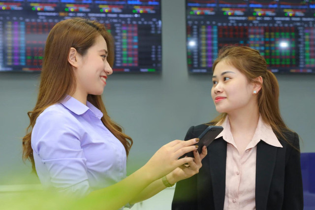 FTSE Russell thông báo nâng hạng chứng khoán Việt Nam từ thị trường cận biên thành thị trường mới nổi thứ cấp vào đầu tháng 9/2026. FTSE Russell thông báo nâng hạng chứng khoán Việt Nam từ thị trường cận biên thành thị trường mới nổi thứ cấp vào đầu tháng 9/2026.