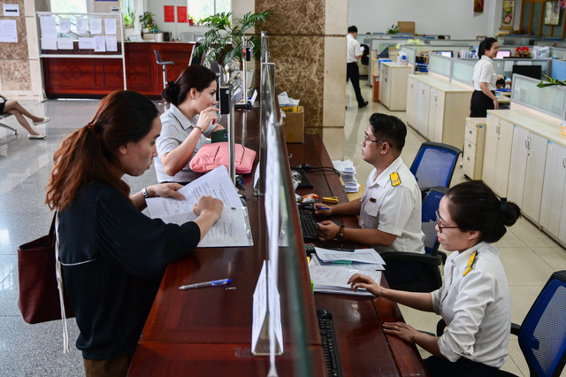 Biện pháp tạm hoãn xuất cảnh đang được áp dụng với hơn 63.000 người nợ thuế – tổng số tiền lên tới hơn 84.000 tỷ đồng. Ảnh: Phạm Hải thue-cuc-thue-tp-hcm-t5-2024-3-2773.jpg