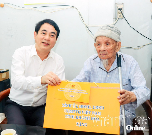 Bí thư Tỉnh ủy Nghiêm Xuân Thành thăm ông Lê Văn Thành nhân dịp kỷ niệm 95 năm Ngày thành lập Đảng Cộng sản Việt Nam. Bí thư Tỉnh ủy Nghiêm Xuân Thành thăm ông Lê Văn Thành nhân dịp kỷ niệm 95 năm Ngày thành lập Đảng Cộng sản Việt Nam.