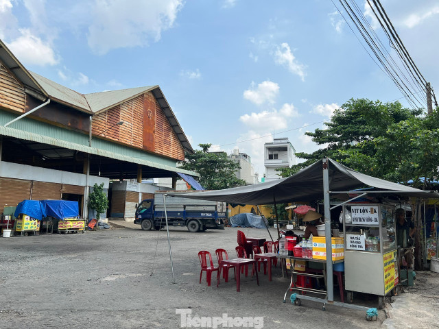 Một vài người dân gần đó tận dụng khu vực trước mặt chợ để bán hàng ăn nhưng cũng thưa vắng khách Một vài người dân gần đó tận dụng khu vực trước mặt chợ để bán hàng ăn nhưng cũng thưa vắng khách