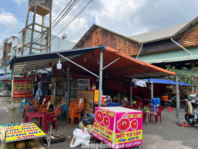 Mặt khác, sự phát triển nhanh chóng của thương mại hiện đại như siêu thị, cửa hàng tiện lợi, trung tâm thương mại và thương mại điện tử đã khiến thị phần của chợ dân sinh ngày càng bị thu hẹp... Mặt khác, sự phát triển nhanh chóng của thương mại hiện đại như siêu thị, cửa hàng tiện lợi, trung tâm thương mại và thương mại điện tử đã khiến thị phần của chợ dân sinh ngày càng bị thu hẹp...