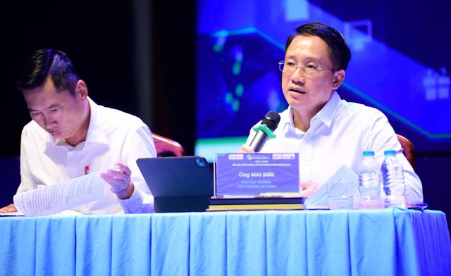 Ông Mai Sơn, Phó Cục trưởng Cục Thuế, trao đổi với các hộ kinh doanh tại hội thảo ngày 8/10. Ảnh: Quang Định screen-shot-2025-10-08-at-233706.png