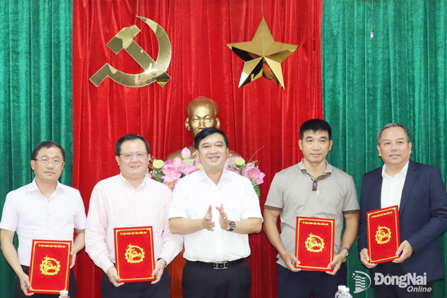 Tỉnh ủy viên, Phó Chủ tịch UBND tỉnh Đồng Nai Hồ Văn Hà trao quyết định giao chủ đầu tư 4 dự án nhà ở xã hội. Các dự án này đồng loạt tổ chức lễ động thổ ngày 27-9-2025. Ảnh: Hoàng Lộc Tỉnh ủy viên, Phó Chủ tịch UBND tỉnh Đồng Nai Hồ Văn Hà trao quyết định giao chủ đầu tư 4 dự án nhà ở xã hội. Các dự án này đồng loạt tổ chức lễ động thổ ngày 27-9-2025. Ảnh: Hoàng Lộc