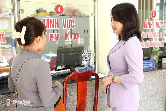 Bí thư Đảng ủy xã Thuận Lợi, tỉnh Đồng Nai Bùi Thị Minh Thúy trao đổi với người dân địa phương về việc tiếp nhận, giải quyết thủ tục hành chính. Ảnh: T.Hiện Bí thư Đảng ủy xã Thuận Lợi, tỉnh Đồng Nai Bùi Thị Minh Thúy trao đổi với người dân địa phương về việc tiếp nhận, giải quyết thủ tục hành chính. Ảnh: T.Hiện