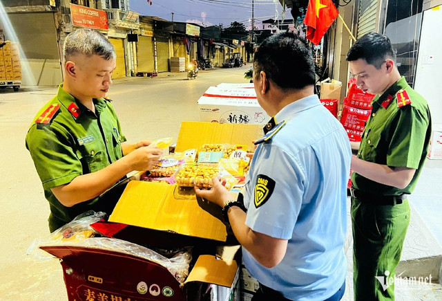 Cơ quan chức năng tiến hành kiểm tra các thùng kẹo socola, táo đỏ. tao-1.jpg