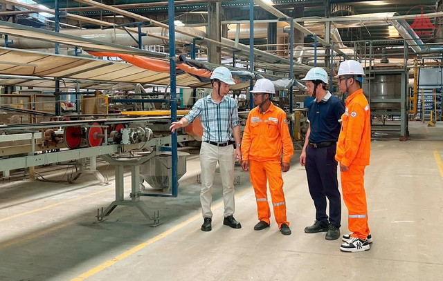 Nhân viên điện lực tư vấn các giải pháp tiết kiệm điện cho doanh nghiệp Nhân viên điện lực tư vấn các giải pháp tiết kiệm điện cho doanh nghiệp