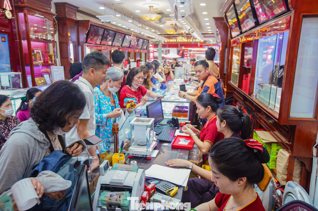 Cửa hàng vàng hết vàng khi giá bán liên tục lập đỉnh. Ảnh minh họa: Nam Giang. Cửa hàng vàng hết vàng khi giá bán liên tục lập đỉnh. Ảnh minh họa: Nam Giang.