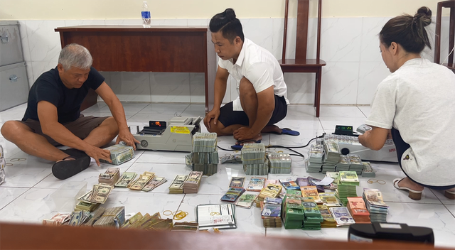 Nhóm tội phạm nước ngoài chỉ đạo nhiều người trong nước lập khoảng 300 công ty lừa đảo rồi thông qua các tiệm vàng, dịch vụ trái phép để chuyển tiền sang nước ngoài. Ảnh: CACC rua-tien-1-1666.png