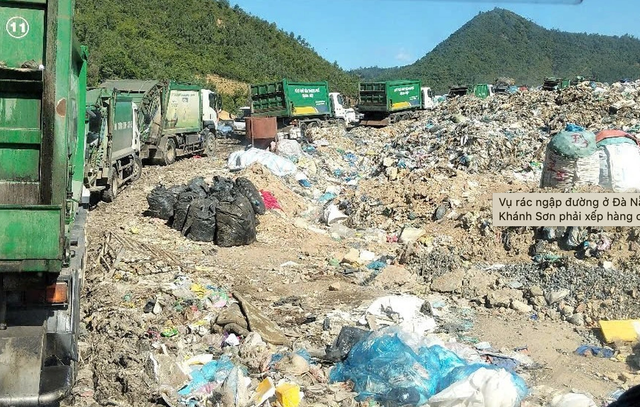 Xe rác phải chờ xếp hàng vào bãi nên việc thu gom bị chậm trễ, ảnh chụp ngày 2/6 (Ảnh: Urenco 15 cung cấp). screen-shot-2025-06-19-at-105335.png