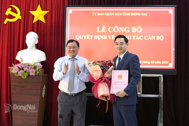 Tỉnh ủy viên, Giám đốc Sở Nội vụ tỉnh Đồng Nai Nguyễn Hữu Định trao quyết định cho ông Đặng Anh Tuấn, Phó Hiệu trưởng Trường đại học Đồng Nai. Ảnh: CTV Tỉnh ủy viên, Giám đốc Sở Nội vụ tỉnh Đồng Nai Nguyễn Hữu Định trao quyết định cho ông Đặng Anh Tuấn, Phó Hiệu trưởng Trường đại học Đồng Nai. Ảnh: CTV