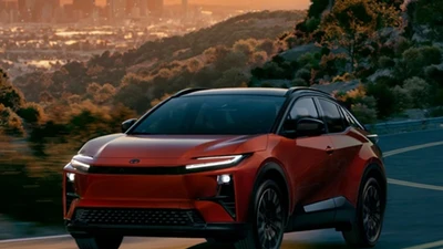 Toyota C-HR 2026 lăn bánh 467 km/sạc, từ hơn 900 triệu đồng