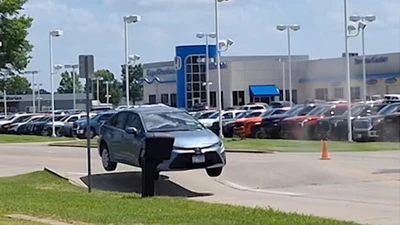 Toyota Corolla “bay” vì đường nứt do nắng nóng cực độ