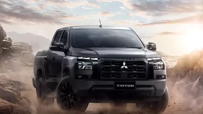 Mitsubishi Triton phiên bản 2025 được ra mắt với thiết kế mạnh mẽ hơn, nổi bật với các chi tiết màu đen bóng xung quanh xe, mang đến phong cách cá tính và nổi bật. Bên cạnh đó, xe được trang bị thêm các tiện ích và công nghệ hỗ trợ lái hiện đại.