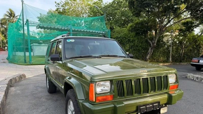 Cận cảnh Jeep Cherokee 2001 "siêu độc lạ" của Đặng Lê Nguyên Vũ