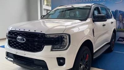 Những trang bị còn lại của xe không có gì thay đổi so với Ford Everest Sport tiêu chuẩn. Xe cũng có màn hình cảm ứng màu 10,1 inch, hỗ trợ kết nối Apple CarPlay/Android Auto không dây, kết nối Bluetooth, hệ thống thông tin giải trí SYNC 4A, kết nối FordPass Connect, 4 cổng USB và hệ thống âm thanh 8 loa.