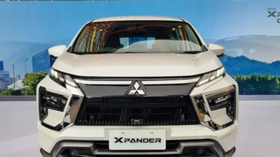 Ở bản tiêu chuẩn, Mitsubishi Xpander 2025 sở hữu diện mạo gọn gàng hơn với phần lưới tản nhiệt được đơn giản hóa, chỉ còn một khe hút gió dọc duy nhất bên dưới. Bộ đèn sương mù LED được làm mới, trong khi cụm đèn pha và dải đèn ban ngày vẫn giữ thiết kế cũ.