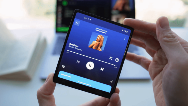小規模オーディオブランドの製品であるiKKO Mind Oneは、Kickstarterプラットフォームでの資金調達キャンペーン開始前から注目を集めています。ユニークな正方形のデザインで、ATMカード(86 x 72 mm)と同等の大きさ、薄さ8.9mm、重さ120gと軽量なこのスマートフォンは、コンパクトさを重視するユーザーをターゲットにしています。 Chiếc điện thoại có tên iKKO Mind One, sản phẩm của một thương hiệu âm thanh nhỏ, đang trở thành tâm điểm chú ý trước thềm chiến dịch gọi vốn trên nền tảng Kickstarter. Với thiết kế vuông vức độc đáo, kích thước của máy chỉ tương đương một tấm thẻ ATM (86 x 72 mm), mỏng 8,9 mm và nhẹ 120g, hướng đến những người dùng yêu thích sự nhỏ gọn.