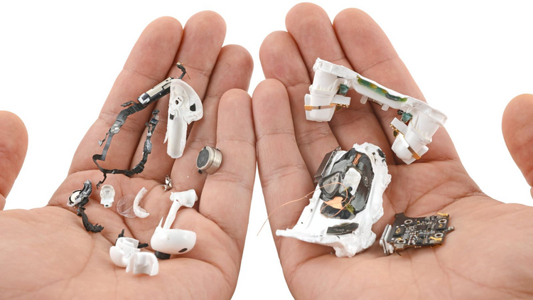 Components inside the headphones (left) and charging case (right) after disassembly by iFixit's top engineers. Các linh kiện bên trong tai nghe (trái) và hộp sạc (phải) sau công cuộc tháo rời bởi kỹ sư hàng đầu của iFixit.