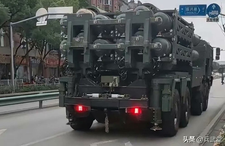 Cách bố trí các tên lửa trên thân có chút khác biệt so với S-350 của Nga. Cách bố trí các tên lửa trên thân có chút khác biệt so với S-350 của Nga.