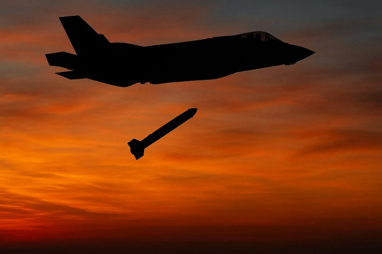 Tiêm kích F-35A thả quả bom B61-12 không có đầu đạn trong một cuộc tập trận. Ảnh: UK Defence Journal img-20250720-wa0000.jpg