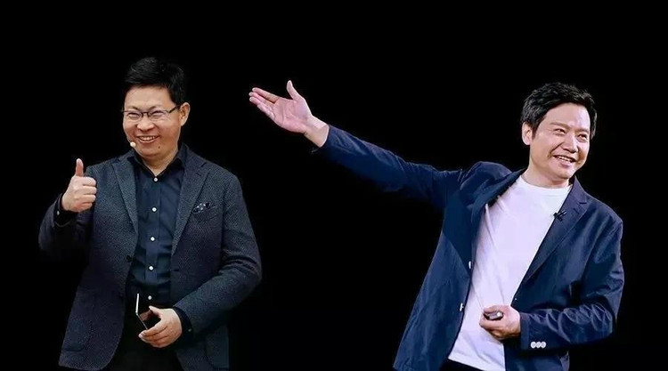 Yu Chengdong et Lei Jun. Photo : QQ News. Yu Chengdong và Lei Jun. Ảnh: QQ News.