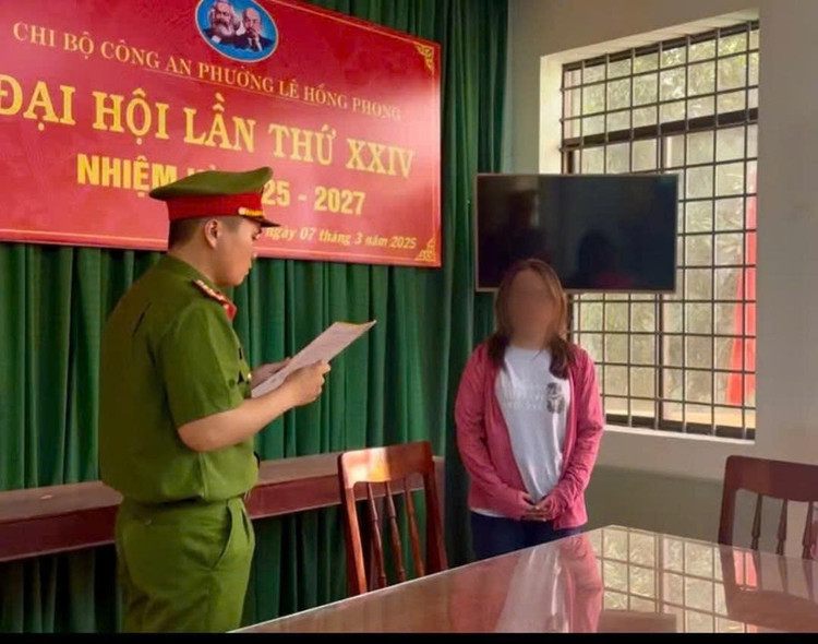Tống đạt quyết định khởi tố bị can, bắt tạm giam P.T.K.H - Ảnh công an cung cấp z6760666030221-fe9601777436945fc202742436d37277.jpg