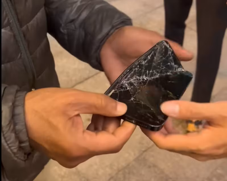 Chiếc điện thoại được cho là của tài xế taxi bị vỡ nát