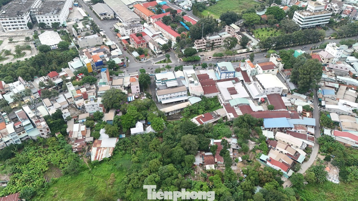 Theo tìm hiểu của phóng viên, năm 2007, UBND tỉnh Bình Dương (cũ) chấp thuận giao Công ty Tân Vũ Minh thực hiện đầu tư dự án khu dân cư Thế Kỷ 21, diện tích gần 24 ha. Dự án với kỳ vọng làm thay đổi diện mạo đô thị hiện đại, khang trang cho trung tâm TP. Thủ Dầu Một, Bình Dương (cũ).