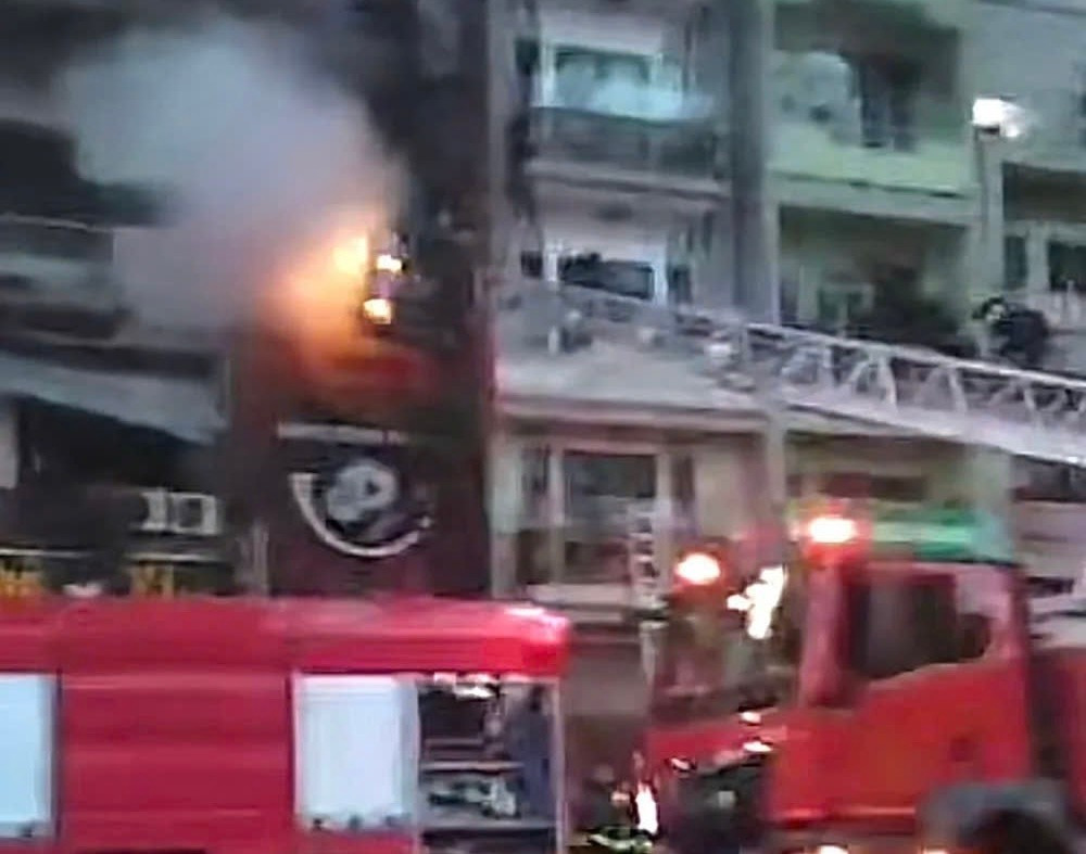 Lực lượng cứu hỏa cố gắng dập tắt đám cháy