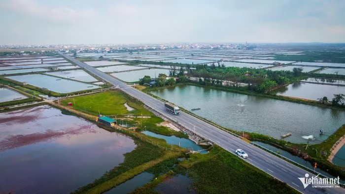 Mật độ giao thông tại tuyến đường này rất thông thoáng, các phương tiện dễ dàng di chuyển.