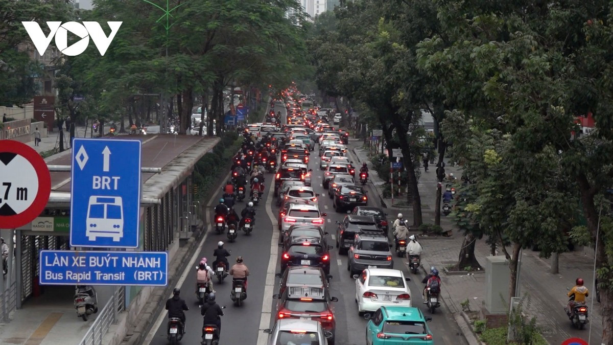 Mật độ giao thông tăng cao vào giờ cao điểm nhưng chỉ xảy ra ùn ứ cục bộ tại các điểm giao và đèn tín hiệu giao thông.