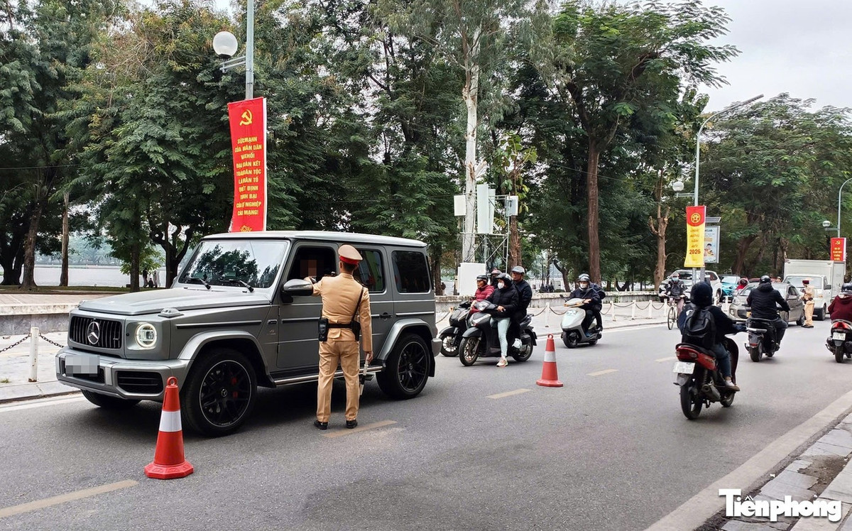 Lực lượng CSGT kiểm tra nồng độ cồn tài xế ô tô.