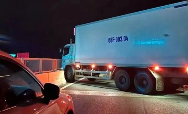 Chiếc xe tải gặp nạn nằm chắn ngang một bên đường cao tốc Vĩnh Hảo - Phan Thiết.