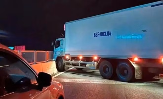 Chiếc xe tải gặp nạn nằm chắn ngang một bên đường cao tốc Vĩnh Hảo - Phan Thiết.