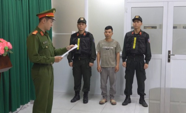 Cơ quan CSĐT Công an TP Hồ Chí Minh tống đạt các thủ tục tố tụng đối với Lê Quang Quyết (ảnh trên) và Nguyễn Đức Đạt.