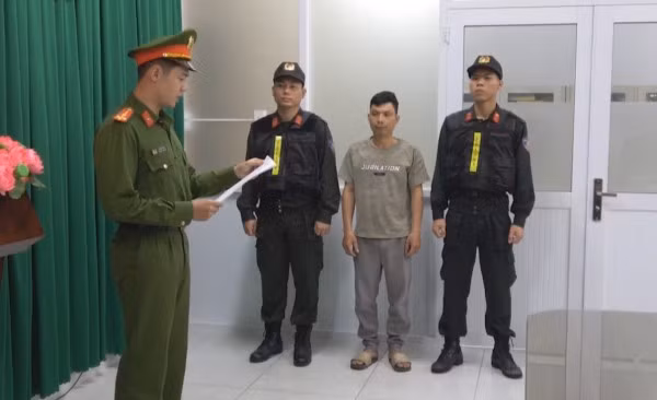 Cơ quan CSĐT Công an TP Hồ Chí Minh tống đạt các thủ tục tố tụng đối với Lê Quang Quyết (ảnh trên) và Nguyễn Đức Đạt.