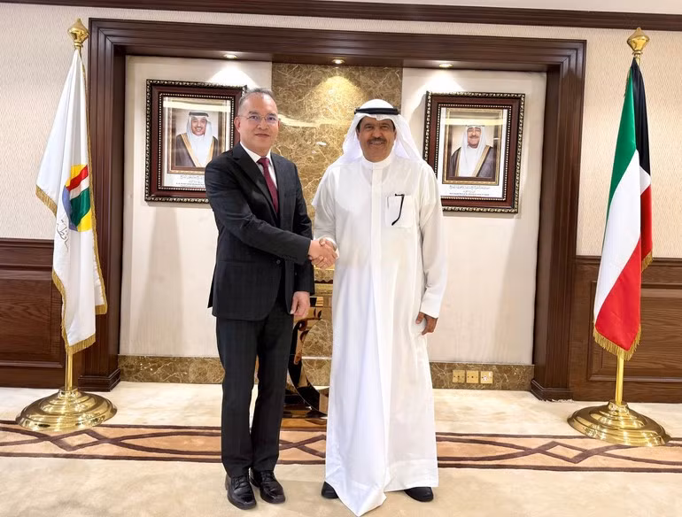 Đại sứ Nguyễn Đức Thắng và Thống đốc tỉnh Hawalli, Kuwait. (Ảnh: Đại sứ quán Việt Nam tại Kuwait)